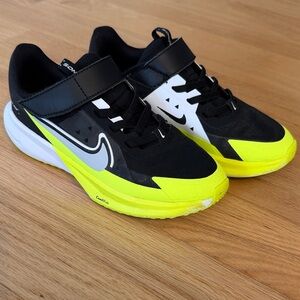 Nike Little Kids Black and Neon Yellow Sonic Fly Sneakers, Size 2